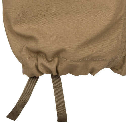 Helikon-Tex BDU bukser i beige set bagfra med fokus på justerbar talje