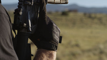 Mechanix Wear Vent sort handske, monteret på en airsoft pistol